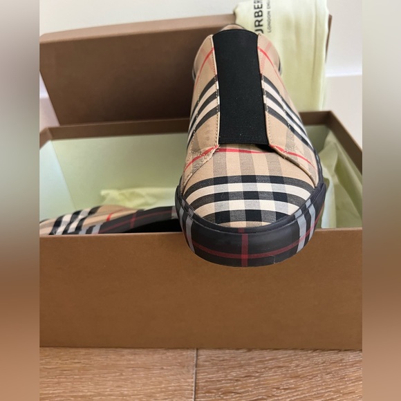 Used ones with box and shoe bag, model w/no laces and classic burberry Sizes:41 - Picture 4 of 7
